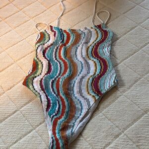 Multicolor Wavy Pattern Swimsuit